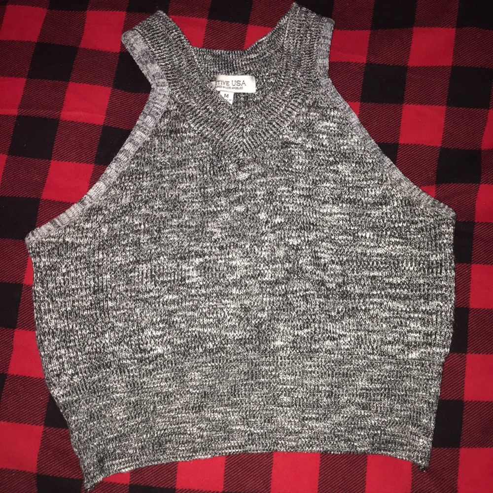Tennis crop vibe, snug fit